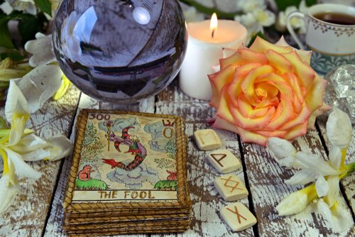 Outdoor group tarot event