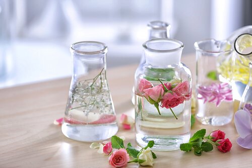 Beautiful,Composition,With,Perfume,Samples,And,Flowers,On,Table