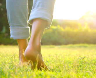walk barefoot to ground